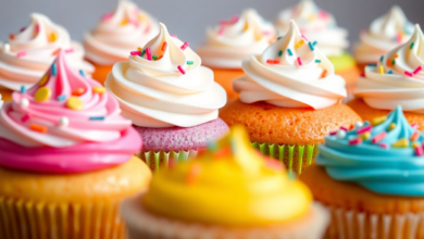 Cupcakes Coloridos com Cobertura de Chantilly e Confeitos