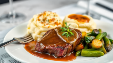 Filé Mignon ao Molho Madeira com Purê de Batatas e Legumes Salteados