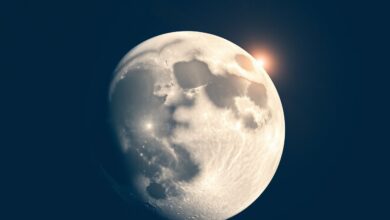 Visão detalhada da superfície lunar com crateras.