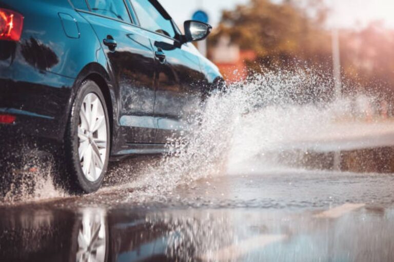 Seguro de carro cobre enchente, alagamento e queda de árvore?
