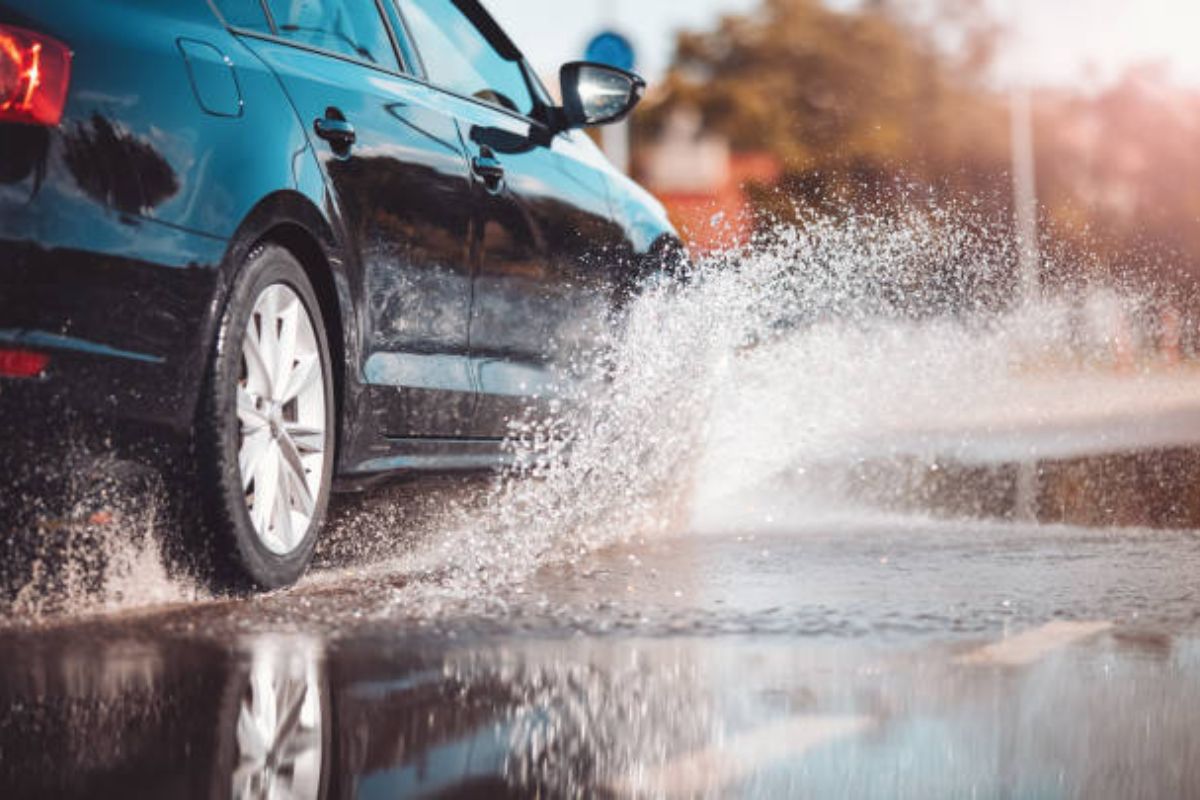 Seguro de carro cobre enchente, alagamento e queda de árvore?