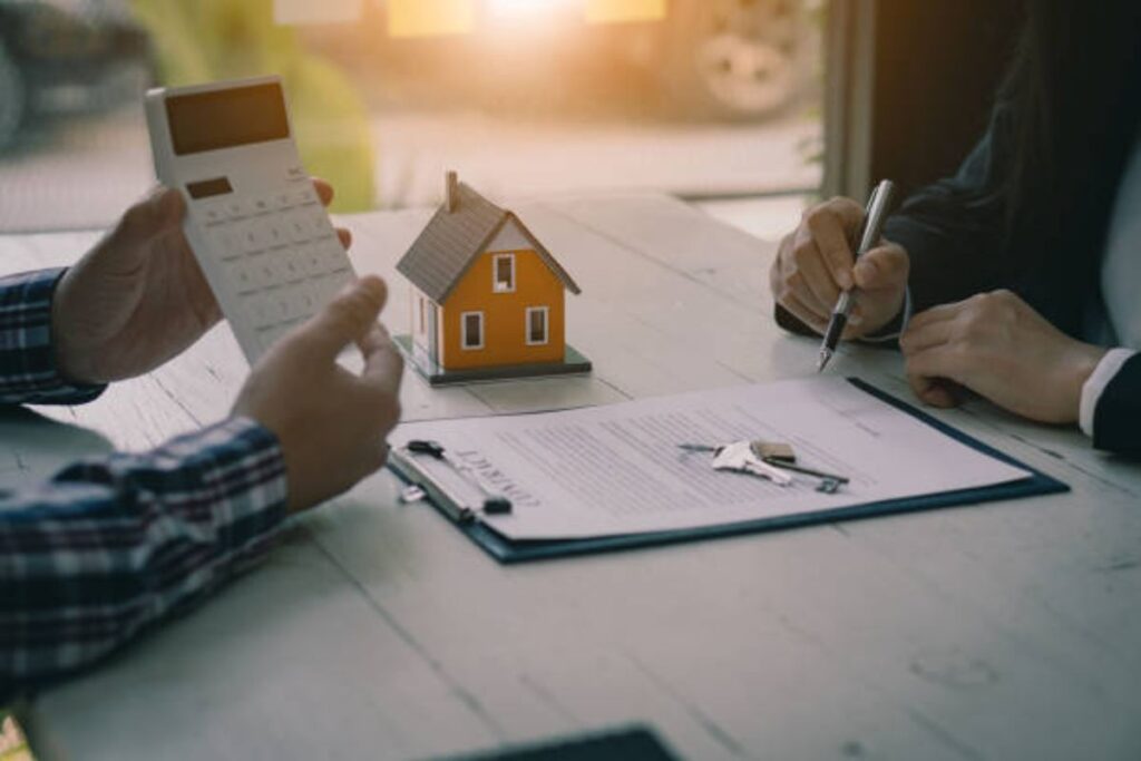 Entenda como funciona o seguro-fiança, quem pode contratá-lo, quais custos avaliar e alternativas para alugar um imóvel.